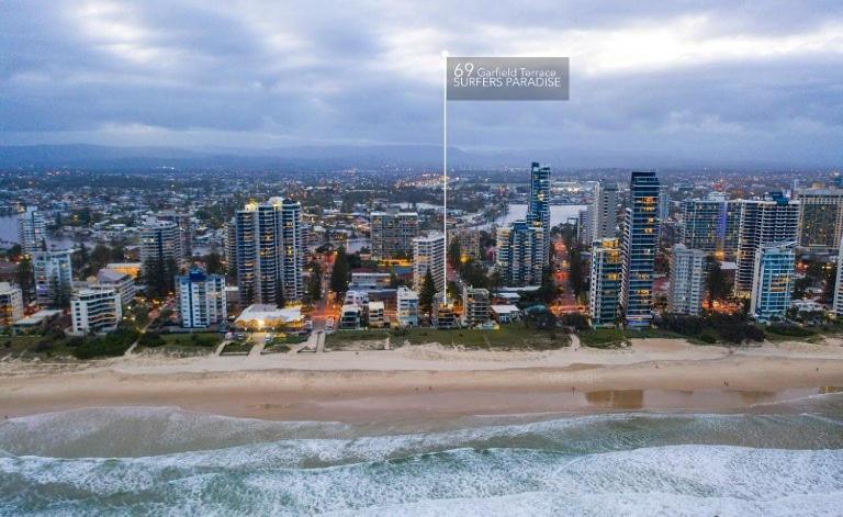 Apartment Absolute Front Renovated 3 Bdrm 2 Bath App Gold Coast