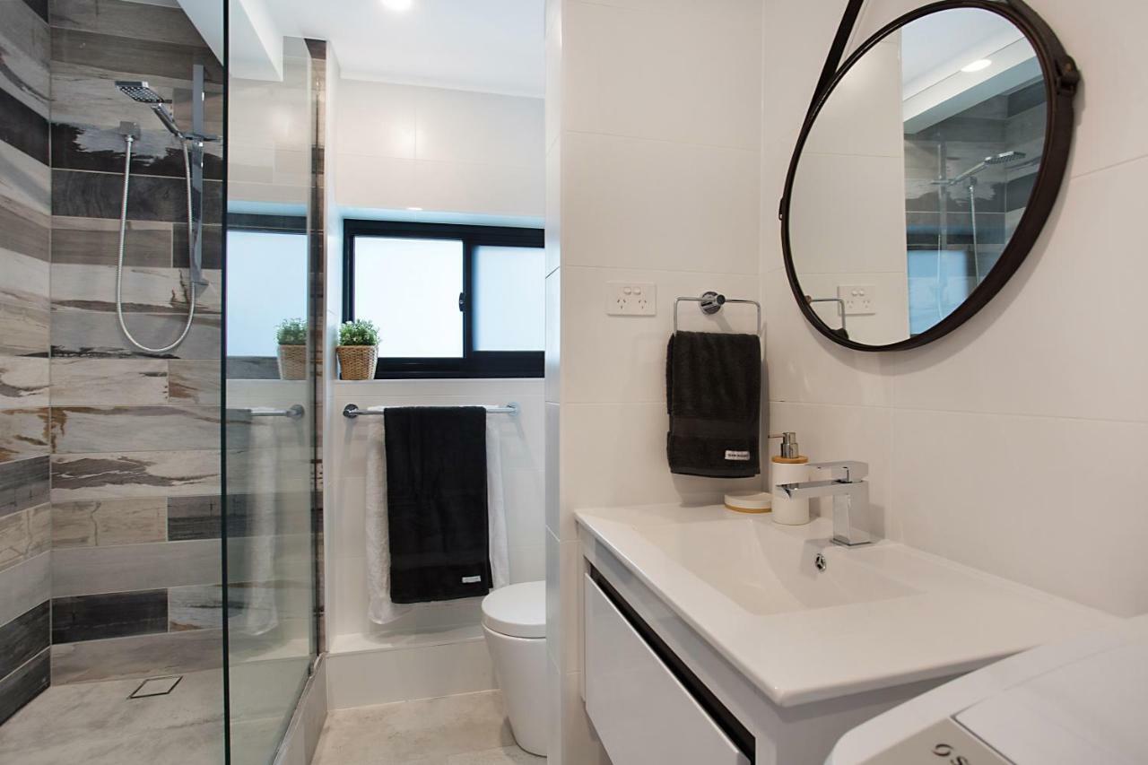 Absolute Front Renovated 3 Bdrm 2 Bath App * Gold Coast